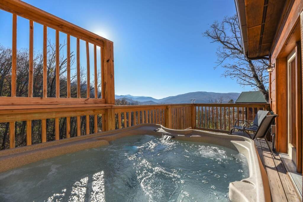 Walnut Ridge Cabin. Sleeps 7-11! Hot Tub, Pool Table, Minutes To Downtown Gatlinburg! Exterior foto