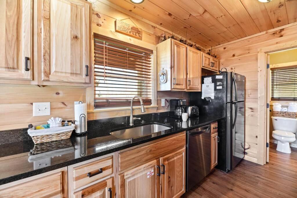 Walnut Ridge Cabin. Sleeps 7-11! Hot Tub, Pool Table, Minutes To Downtown Gatlinburg! Exterior foto